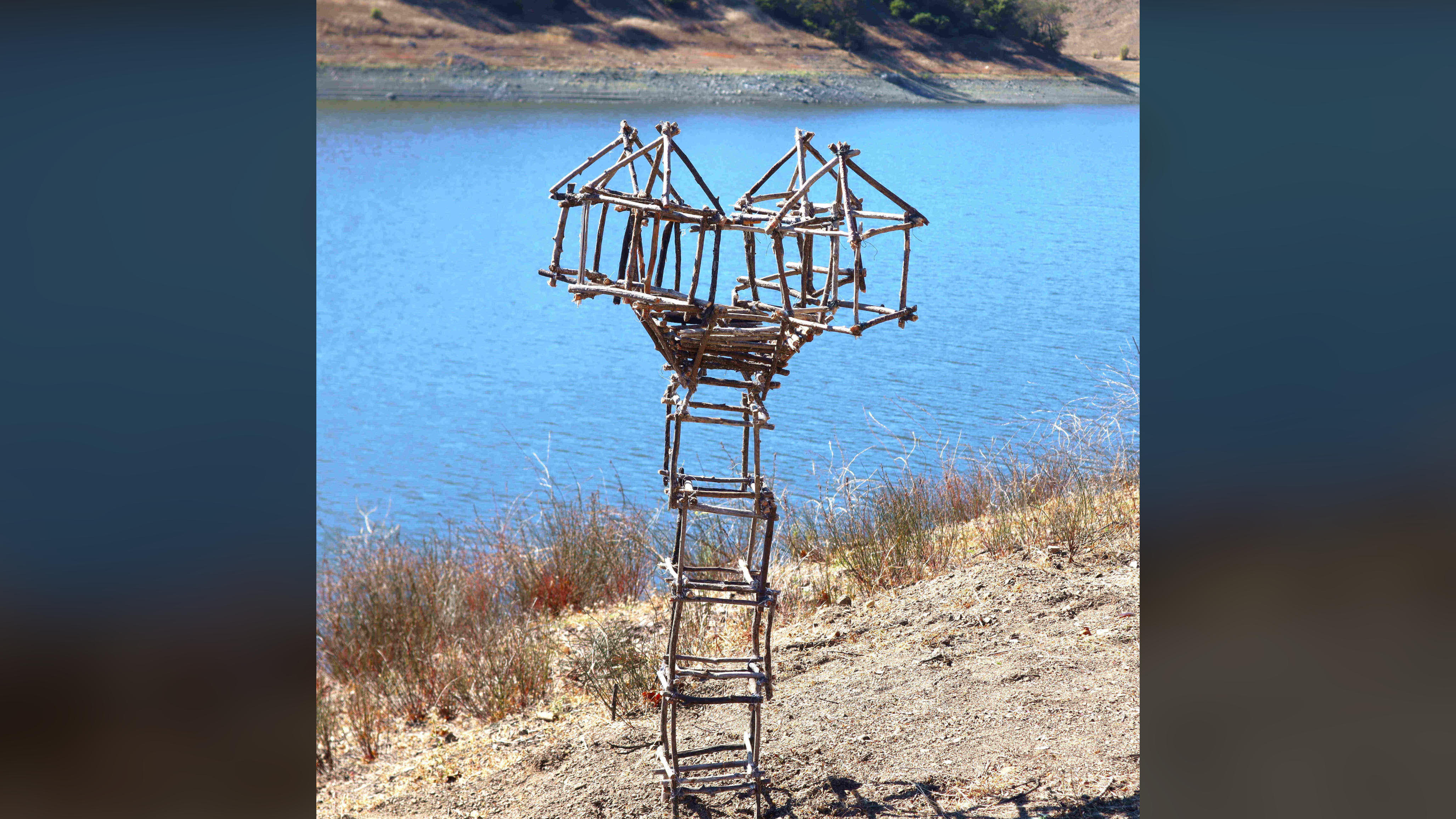 Full view of the sculpture.